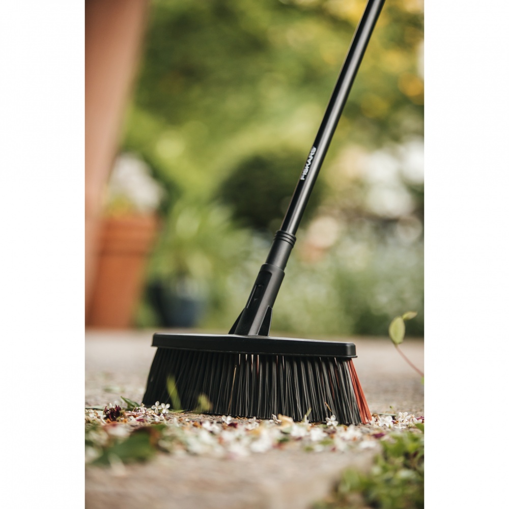 Набор садового инструмента зубчатые Fiskars черенок + щетка + грабли (1056927)