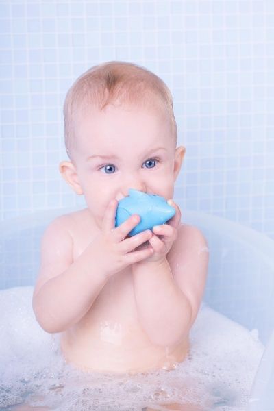 Игрушка Bebelino Дельфин со светом для игры в воде 58094