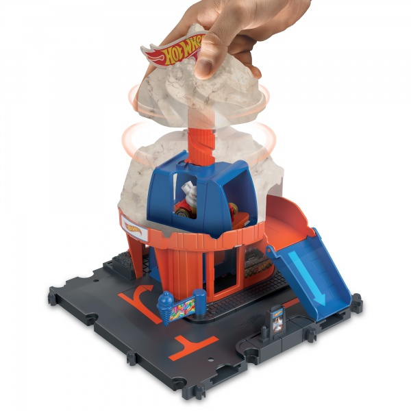 Игровой набор Hot Wheels Приключения в магазине мороженого HKX38