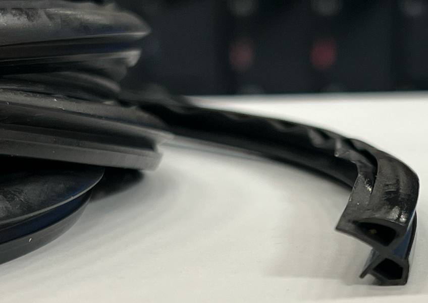 Уплотнитель фигурный Vektor для рамы и створки 10 м черный