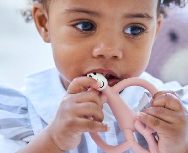 Прорезыватель Matchstick Monkey Обезьянка пудрово-розовая 10,5 см (MM-T-010)