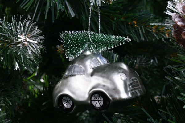 Ялинкова іграшка у формі автомобіля з ялинкою 4,5 см 