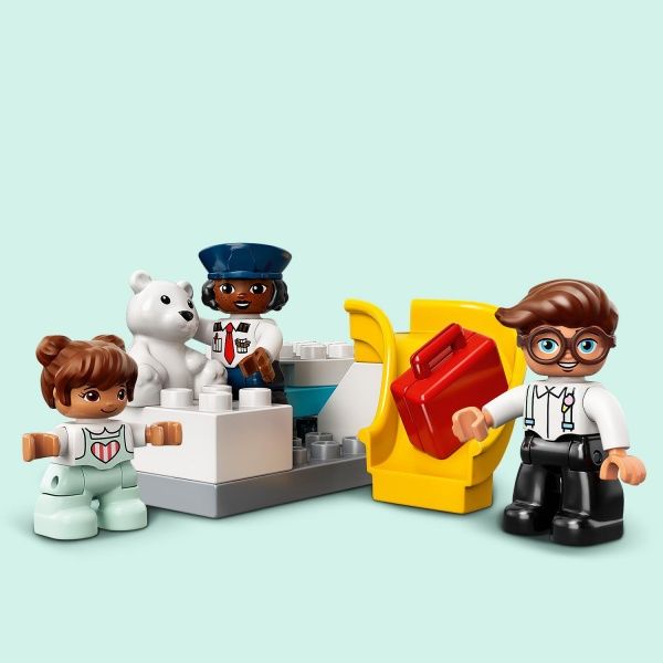 Конструктор LEGO DUPLO Літак і аеропорт 10961