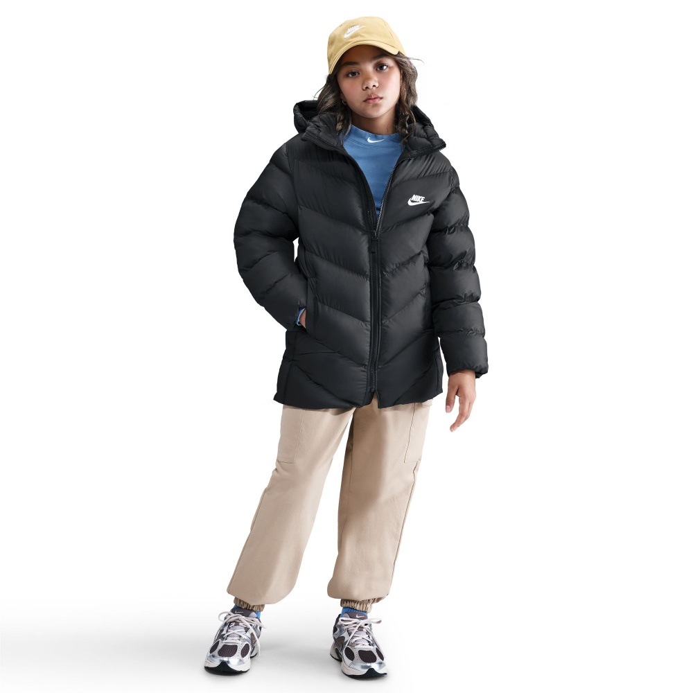 Куртка унисекс Nike Sportswear All Day Play Older Kids' Puffer Jacket р.158 черный HJ2722-010
