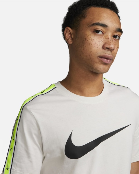 Футболка Nike M NSW REPEAT SW SS TEE DX2032-122 р.M бежевий