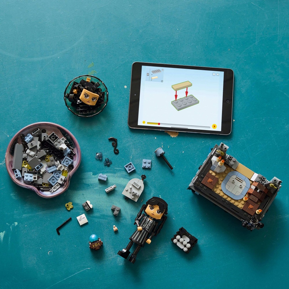 Конструктор LEGO Wednesday Фігурка Венздей Аддамс 76780