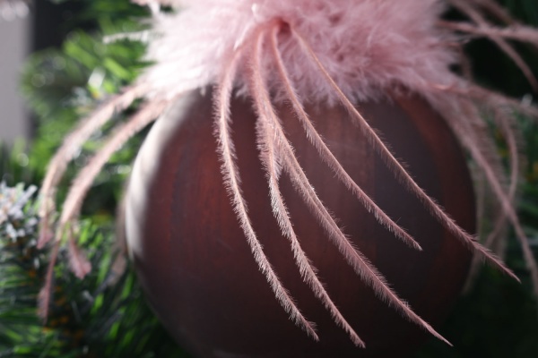 Елочная игрушка в форме шара с перьями 8 см 