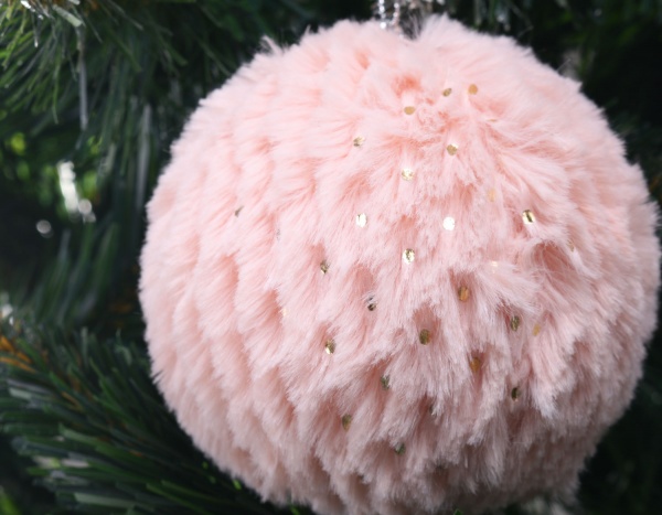 Елочная игрушка в форме шара с мехом 80 мм в ассортименте CAA124020 