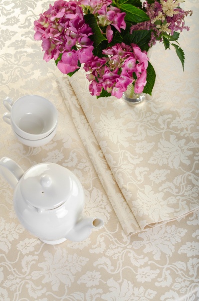 Скатерть Версаль 115-23/00 d140 бежевый/золотой Эдельвика 