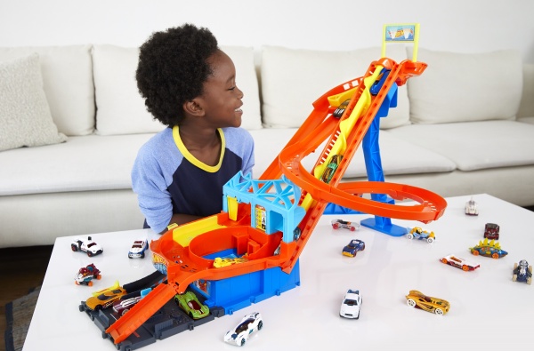 Игровой набор Hot Wheels Гонки на американских горках HDP04