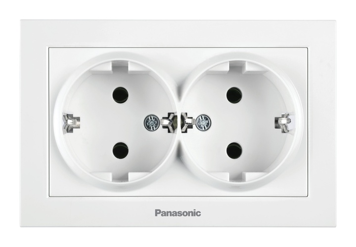 Розетка подвійна побутова із заземленням Panasonic Karre Plus 55 IP20 білий WDTC92052WH-UA1