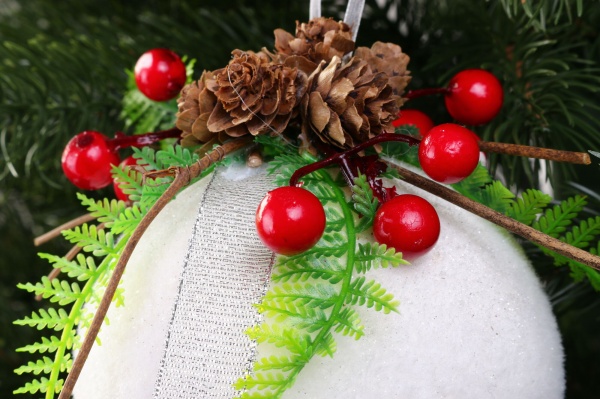 Шар новогодний с декором HF20H0112 d 120 мм белый