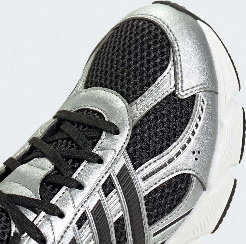 Кросівки жіночі демісезонні Adidas TECHNOCHAOS 2000 CBLACK/CBLACK/SILVMT JR7228 р.42 чорні