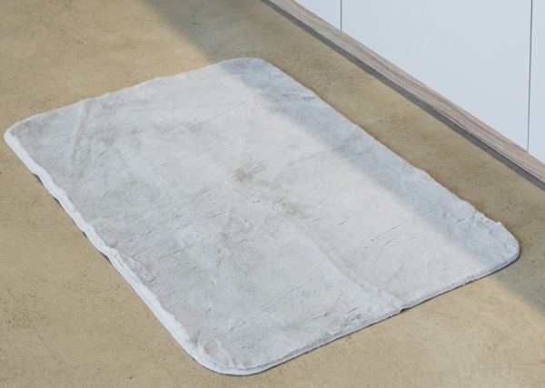 Килимок для ванної кімнати Dariana Moon з еко-хутра 60x90 см світло-сірий