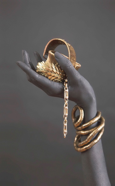 Репродукция Рука в золотых украшениях 50x80 см Арт Фемелі 