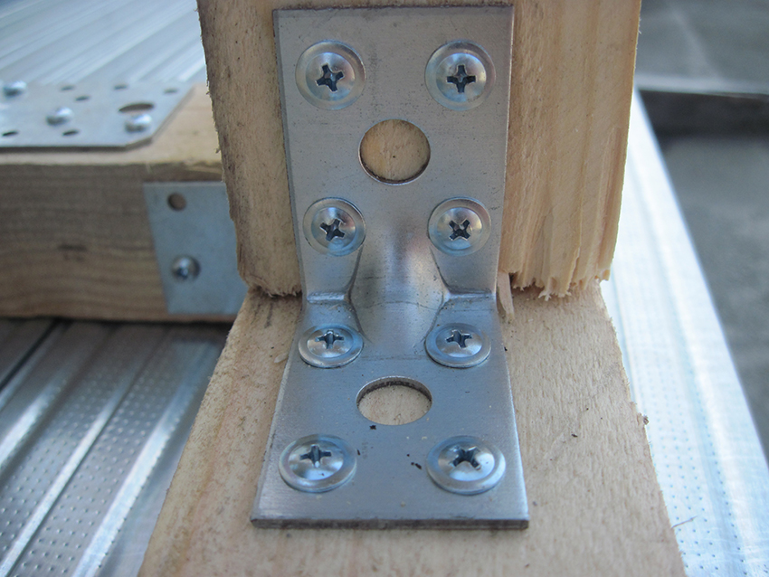 Кутник перфорований посилений Profstal рівносторонній 50x50x35 мм 2 мм 1 шт. порошкова фарба