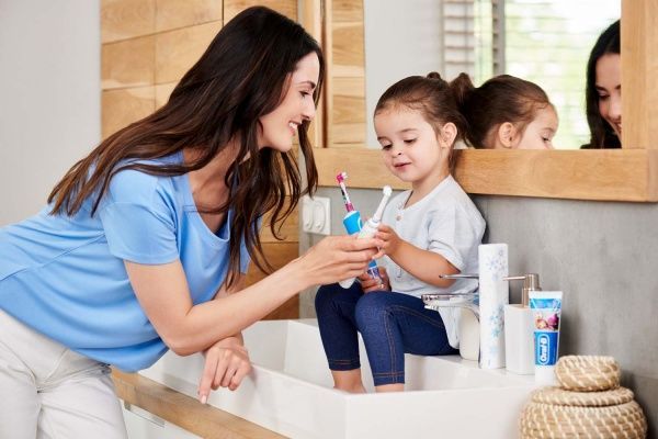 Электрическая зубная щетка Oral-B Frozen 100.413.2K