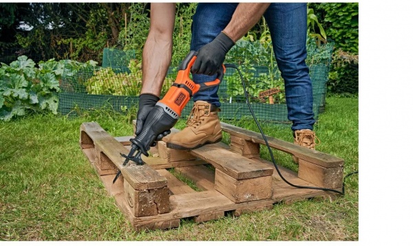 Пила шабельна Black+Decker BES301