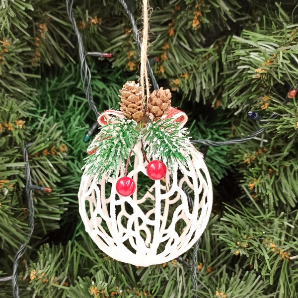 Куля ажурна з декором d 90 мм білий