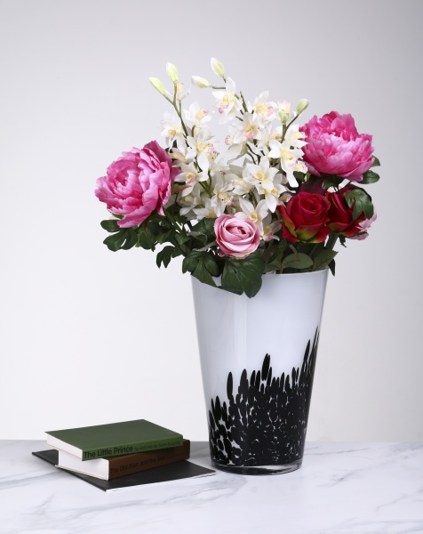 Ваза скляна Wrzesniak Glassworks Confetti опал 35 см чорний 