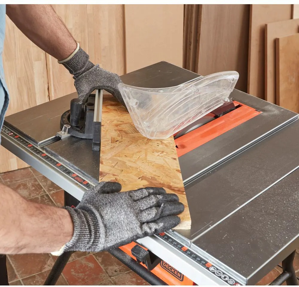 Пила торцовочная Black+Decker BES720