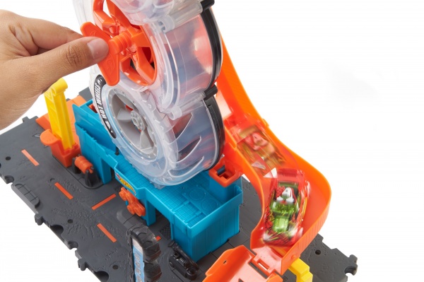 Игровой набор Hot Wheels Приключения и трюки в шиномонтаже HDP02