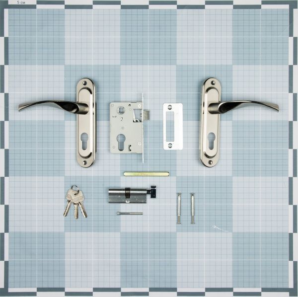 Ручка на планке Bruno + замок 1250/40 цилиндровый 50 мм никель