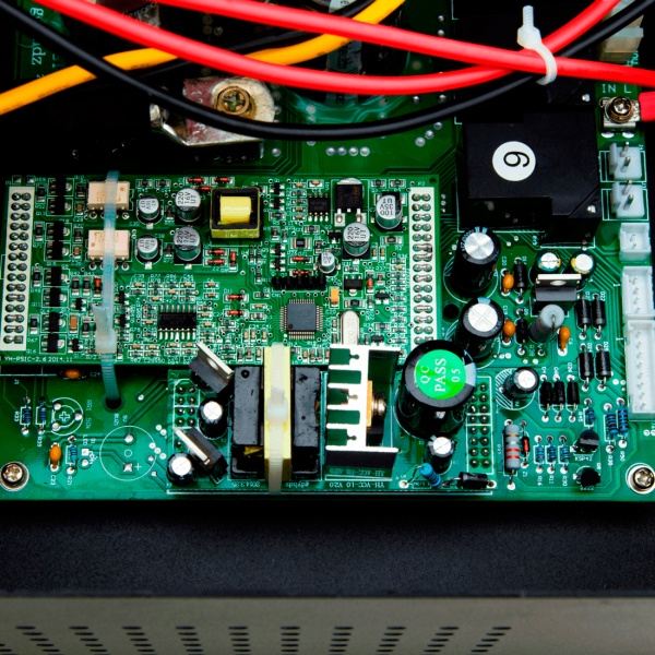 Источник бесперебойного питания (ИБП) LogicPower 10A/15A 4147