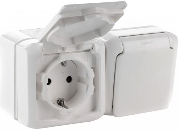 Розетка подвійна із заземленням Legrand Quteo 2x2К+З зі шторками з кришкою білий 782323