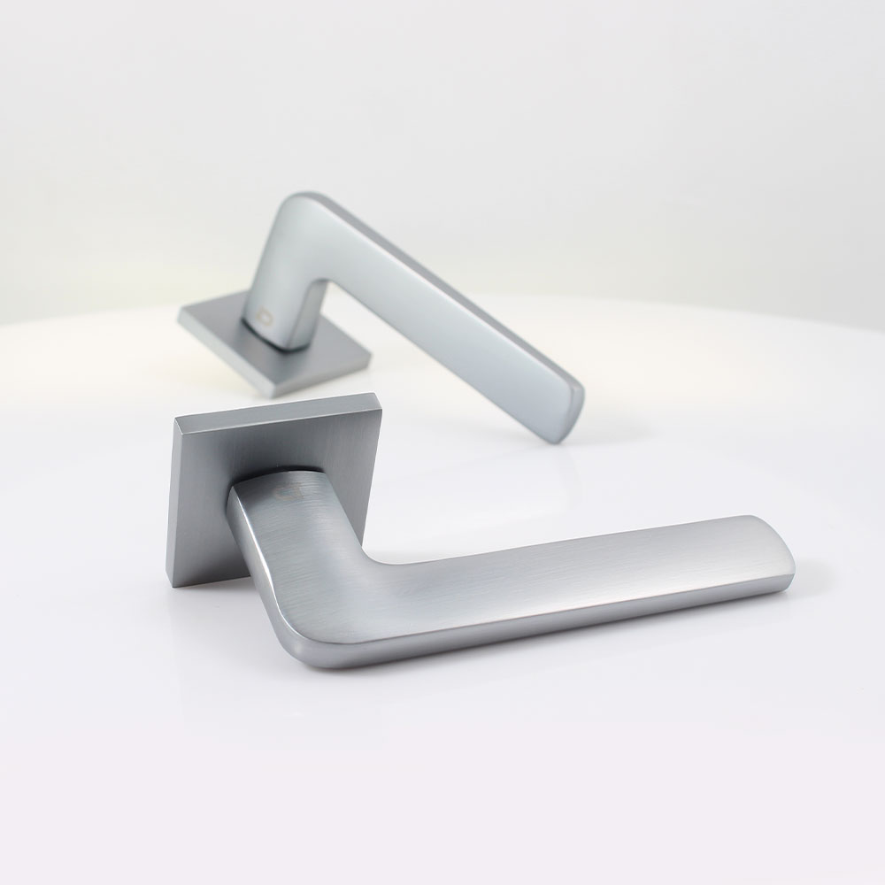 Ручка на розетке Comit Nox Q брашированный матовый хром