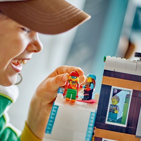 Конструктор LEGO City Гірськолижний і скелелазний центр 60366