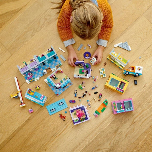 Конструктор LEGO Friends Будинокна центральній вулиці 41704