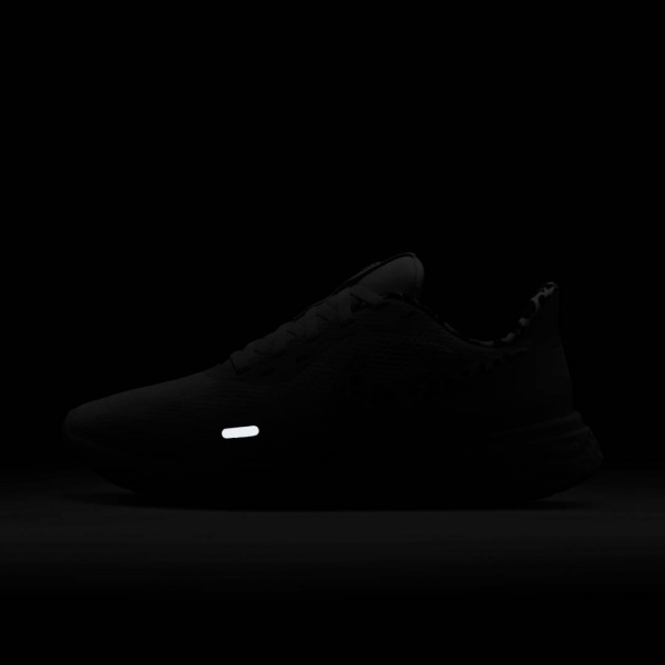 Кроссовки Nike Revolution 5 DA3083-110 р.US 8,5 белый