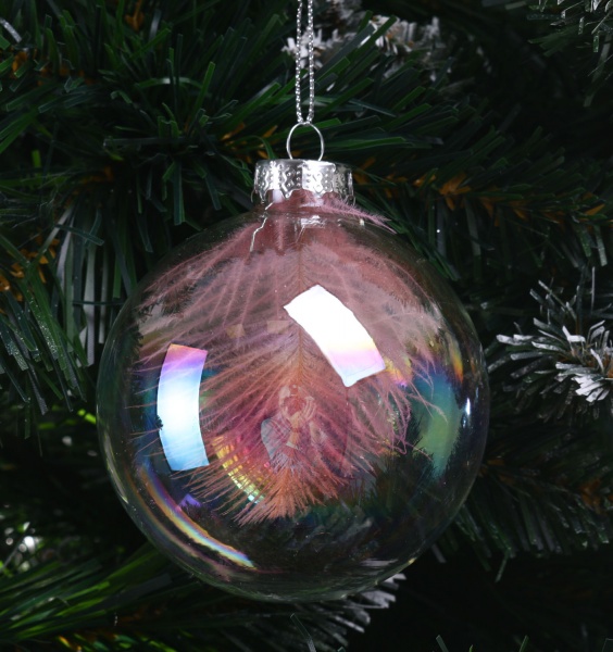 Елочная игрушка в форме шара прозрачная с перьями 8 см 