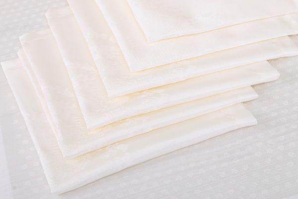 Скатерть с салфетками Caramel 160x220 см кремовый Karna 