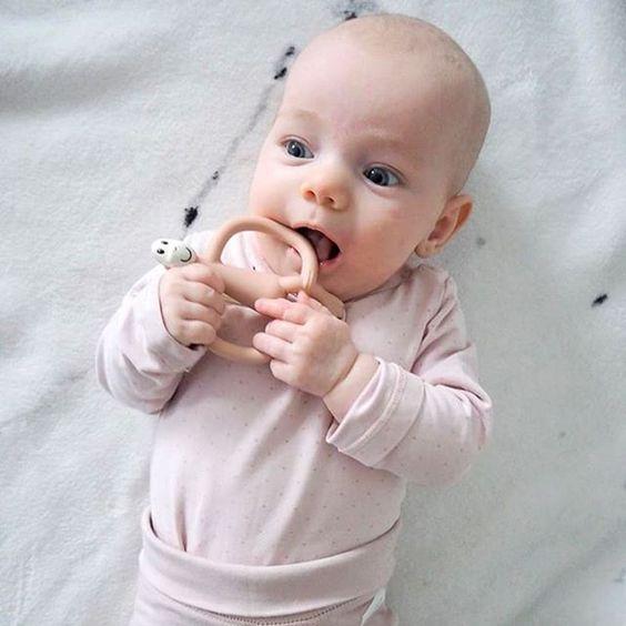 Прорезыватель Matchstick Monkey Обезьянка пудрово-розовая 10,5 см (MM-T-010)