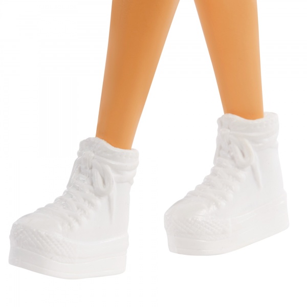 Кукла Barbie Модница в разноцветном платье и кепке-козырьке