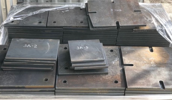 Сталь листова закладна пластина металева 100x100x4 мм ДСТУ Б В.2.6-168:2011 (ГОСТ 10922-90, MOD)