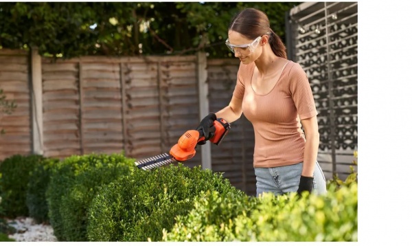 Кусторез аккумуляторный Black+Decker BCSS18D1