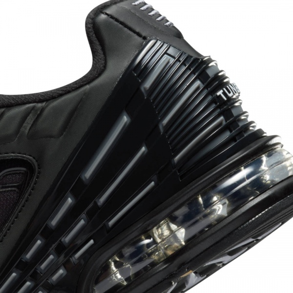 Кроссовки Nike NIKE AIR MAX PLUS III FD0659-001 р.40 черный