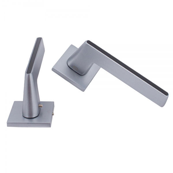 Ручка на розетці Comit Club без замикання матовий хром із чорним