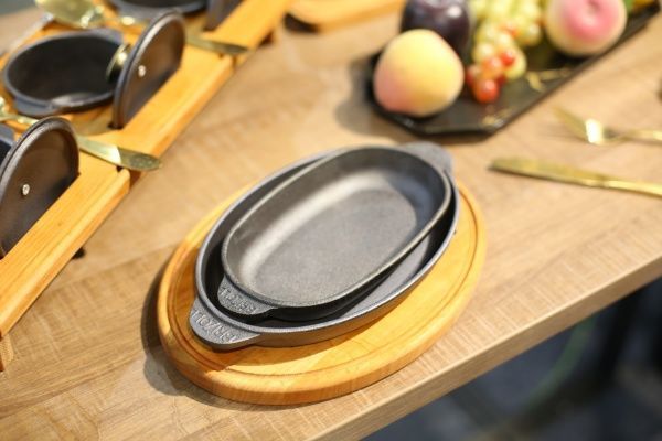 Сковорода чавунна овальна з підставкою 180х100х25 мм HoReCa Brizoll