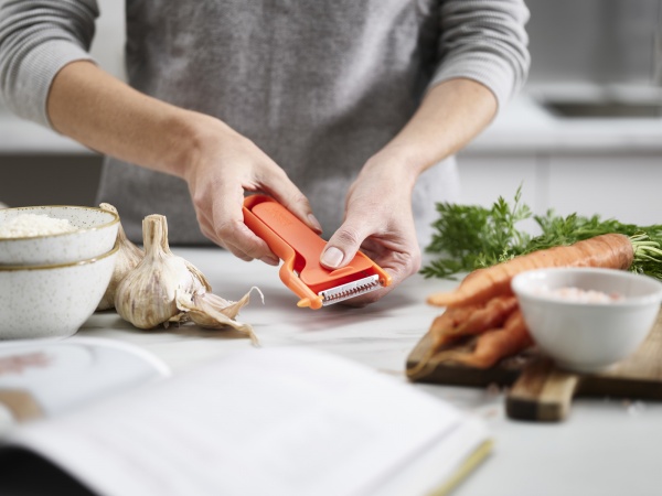 Овощечистка горизонтальная с защитой Gadgets оранжевый 1000966 Joseph Joseph 