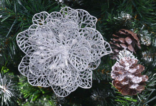 Квітка декоративна новорічна мала срібна присипка 10 см із зажимом