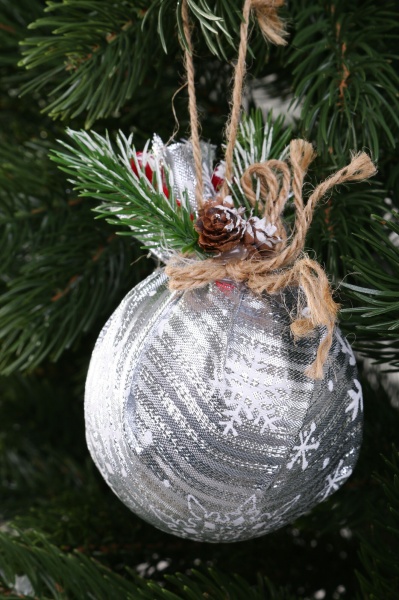 Декоративна підвіска Куля з декором 8 см білий MD2174