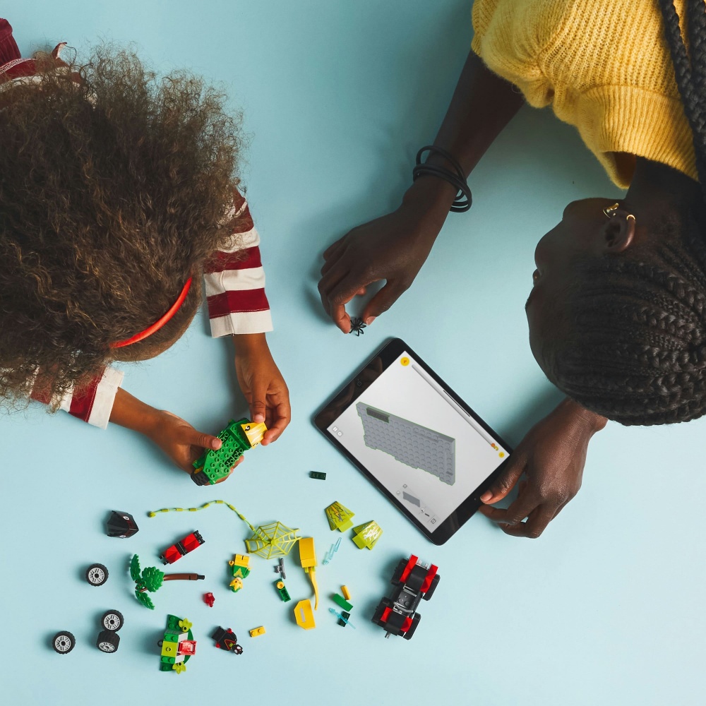 Конструктор LEGO Super Heroes Marvel Перегони на електромобілях з динозаврами 11198