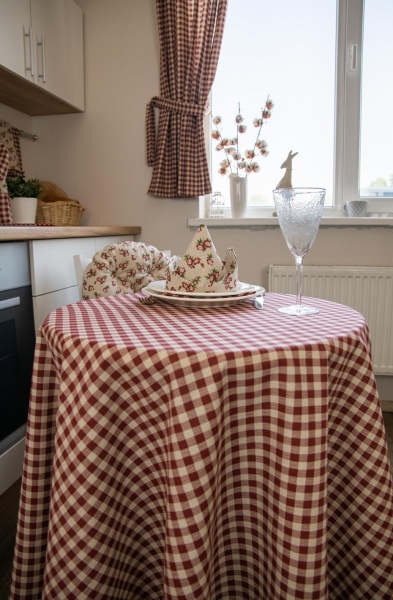 Скатерть Lucy d200 200x200 см бордовый La Nuit 