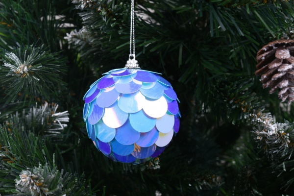 Ялинкова іграшка в форме шара с пайетками в ассортименте 8 см CAA125130 