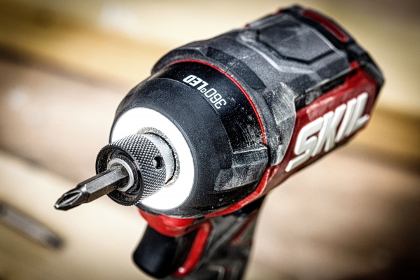 Гайковерт ударный аккумуляторный SKIL SD1E3225CA