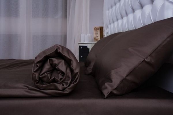 Простынь сатин гладкокрашеный 180x220 см шоколадный La Nuit 